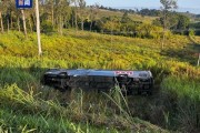 巴西一长途客车坠崖造成1死25伤