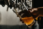 业绩下滑，市值腰斩，重庆啤酒未来在哪里？