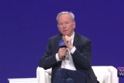 直击WAIC丨谷歌前CEO埃里克·施密特：中国领先的大模型都是开源的，但美国的不是