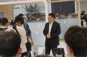 余承东向尼格买提推介智界R7 车头摆满黄玫瑰