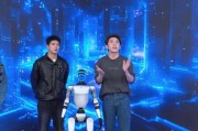 宇树科技机器人亮相李佳琦直播间 现场上演“人机走秀大战”