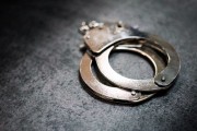 导演郑某峰涉嫌猥亵儿童被刑拘，名下多家公司已吊销或注销