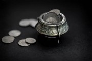 如何研究对黄金白银价格产生影响的因素？这些因素如何相互作用？
