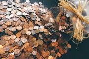 如何分析黄金市场的供需变化与价格波动？