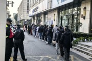 2025“蛇钞”兑换现场火爆，大学生爱上收藏，黄牛蹲点高价回收，转手价格即翻倍