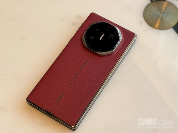 有钱人的大宝贝!拿上华为Mate XT 你就是整条街最靓的仔