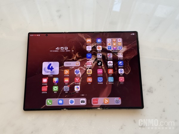 有钱人的大宝贝!拿上华为Mate XT 你就是整条街最靓的仔