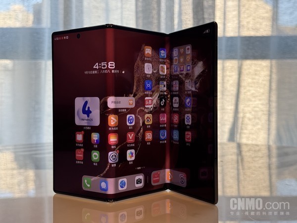 有钱人的大宝贝!拿上华为Mate XT 你就是整条街最靓的仔