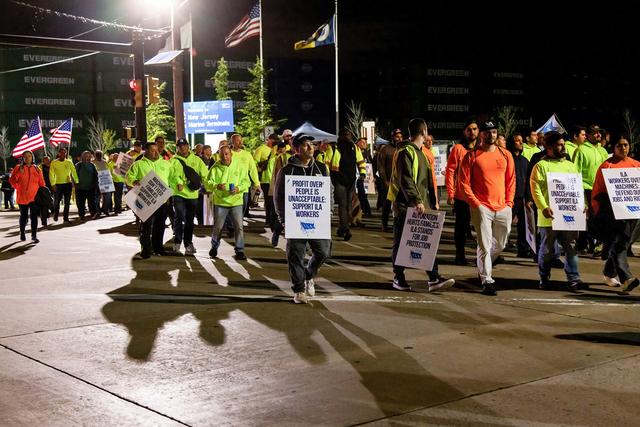 美国东部港口大罢工持续3天后暂歇:资方同意涨薪62%