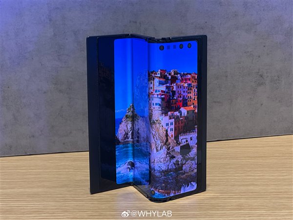 华星首款自研三折叠屏样机现身:7.85英寸大屏加持
