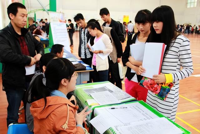 大学毕业后立即工作吗(大学毕业后立即工作吗女生)