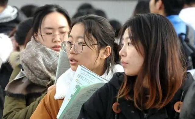 大学毕业女生工作后的变化(女生大学毕业以后做什么工作比较好)